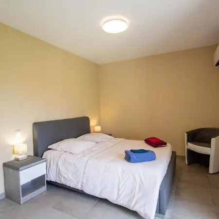 Maison Climatisee Avec Jardin Privatif Et Parking - Fr-1-616-305 * Saint-Martial-de-Valette